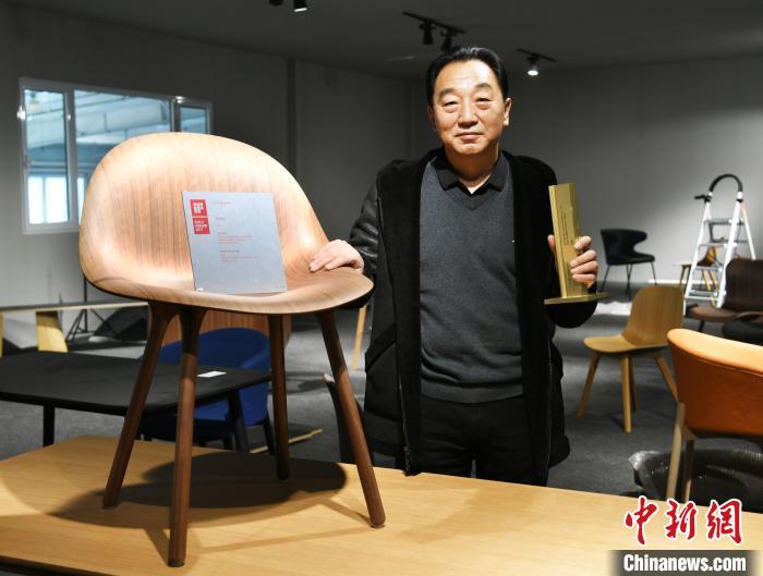 圖為產(chǎn)業(yè)園內(nèi)的一家公司負(fù)責(zé)人展示獲得德國(guó)IF設(shè)計(jì)金獎(jiǎng)的椅子。　宋敏濤 攝